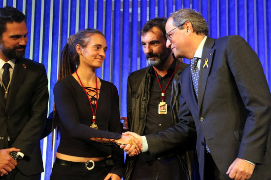 Members of sea rescue NGOs Carola Rackete and Oscar Camps receive the Golden Medal in the Catalan Parliament (by Pilar Tomàs)