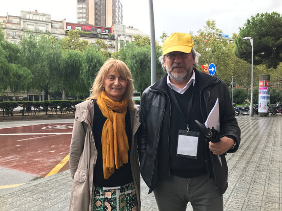 Turkish journalist Can Dündar (right) with the vice president of the Foreign Friends of Catalonia association, Rosella Selmini. (Photo: Alan Ruiz)