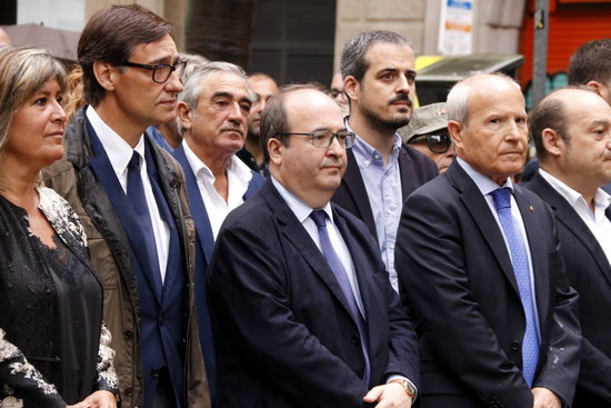 Catalan Socialists, with leader Miquel Iceta, center, at the floral offering at the Rafael Casanova monument. (Photo: Jordi Bataller)