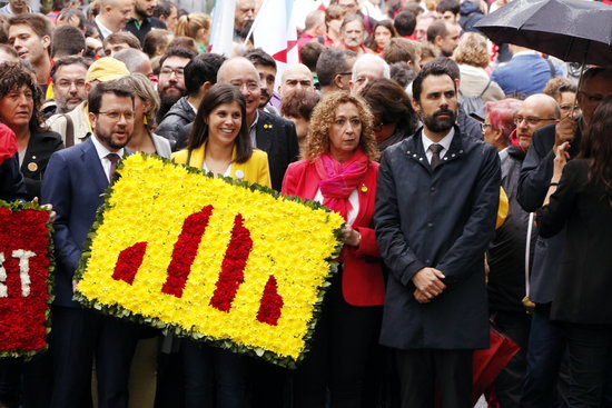 Members of Esquerra Republicana at a ceremony at the Rafael Casanova monument this morning. (Photo: Jordi Bataller)