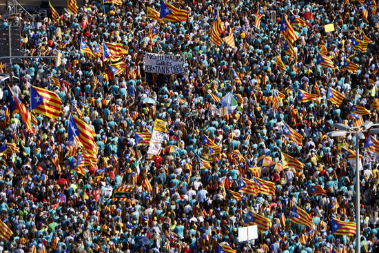 Image of the thousands gathered at Plaça Espanya for the National Day 2019 celebration. (Photo: Guillem Roset)