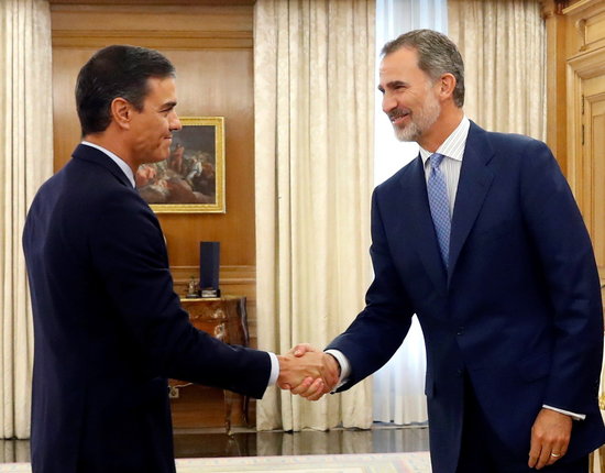 Spain's acting president Pedro Sánchez shakes hands with king Felipe VI (by EFE)