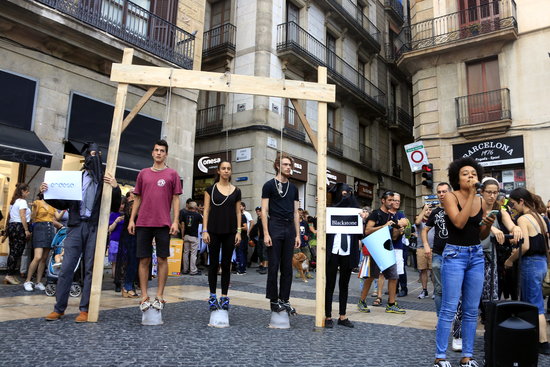 The public 'hanging' comes during an important fortnight for climate change in Catalonia (by Laura Fíguls)