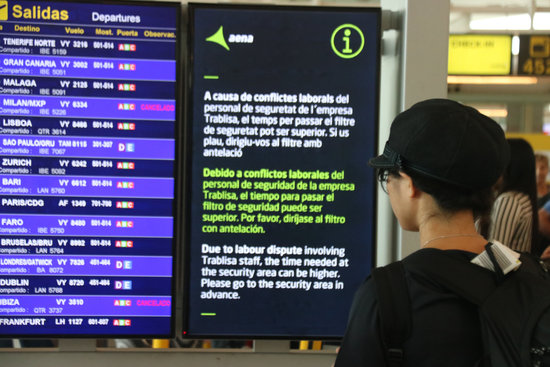 A passenger looks at a screen explaining the strike action in Barcelona airport on September 21, 2019 (by Miquel Codolar)