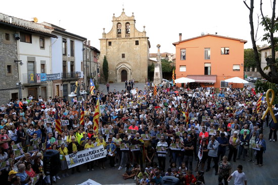 A protest in the Catalan town of Folgueroles against the Guardia Civil operation against pro-independence activists (by ACN)