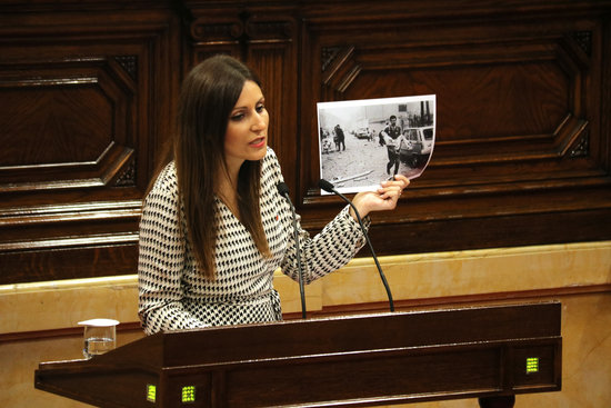 The leader of Cs in Catalonia, Lorena Roldán, showing a picture of a terror attack by Basque ETA terror group on September 25, 2019 (by Bernat Vilaró)