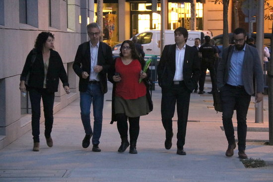 Lawyers of the pro-independence activists arrested under terrosim charges arrive in court (by Roger Pi de Cabanyes)