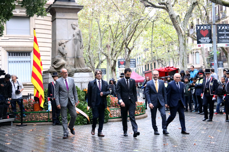 Members of the Catalan parliament, including its president, taking part in the National Day floral tribute, on September 11, 2019 (by Guifré Jordan)