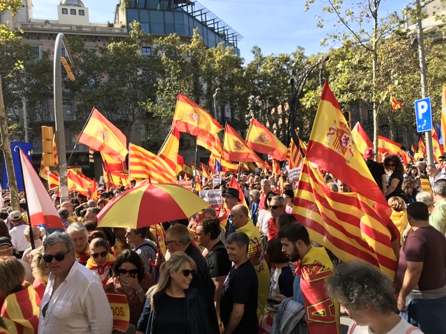 Thousands attend the unionist march in Barcelona’s Passeig de Gràcia (by Alan Ruiz Terol)