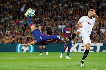 Suárez provided the highlight of the weekend with his acrobatics (by Reuters)