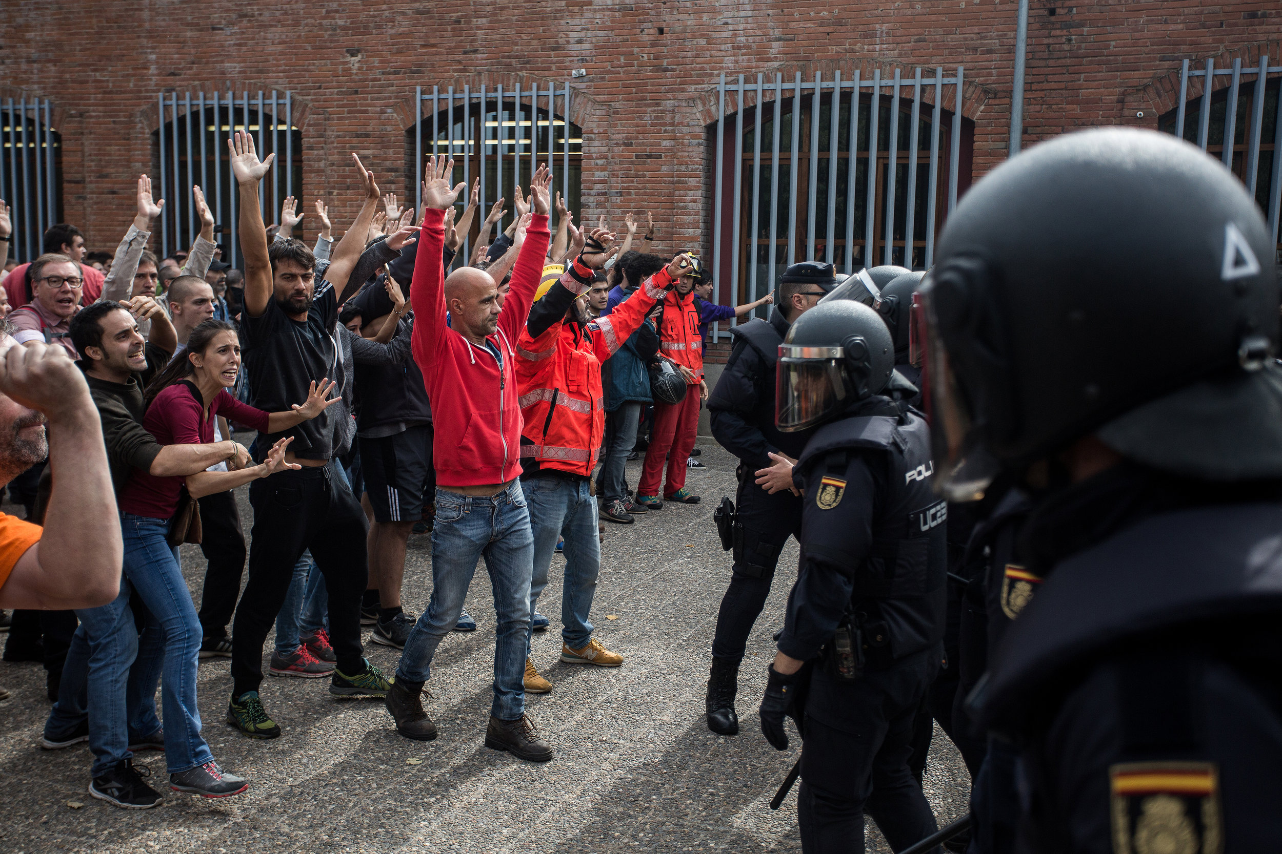 Protesters in front of Spanish police officers on referendum day (by Carles Palacio)