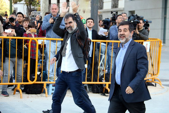 Pro-independence activists Jordi Sànchez (right) and Jordi Cuixart arrive in the Supreme Court (by Roger Pi de Cabanyes)