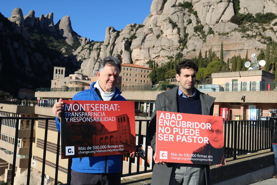 Activists against sexual abuse hold signs in front of the Montserrat mountain in February 2019 (by Gemma Aleman)