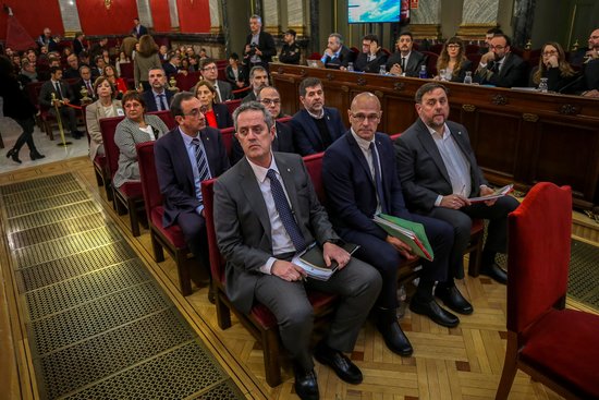 The 12 Catalan leaders accused in the independence trial sit at the dock in Spain's Supreme Court (by EFE)