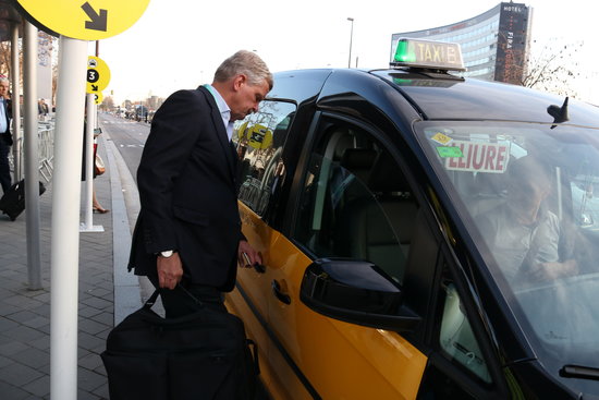 Man takes a taxi after attending the Mobile World Congress (by Mar Vila)