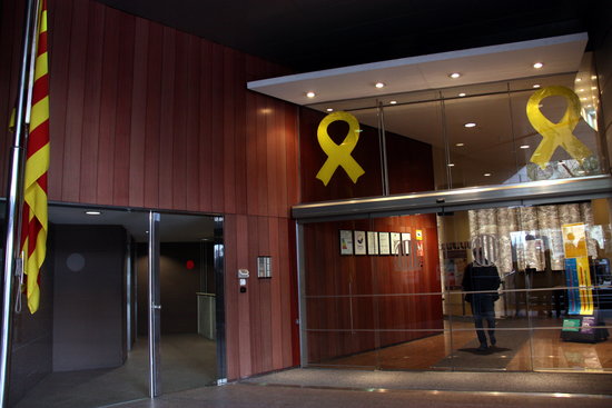 Yellow ribbons at the entrance of the Catalan government's territory department (by Ana Amat Vendrell)