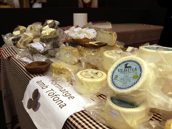 Catalan cheese on display at a food fair (by Laura Alcalde)