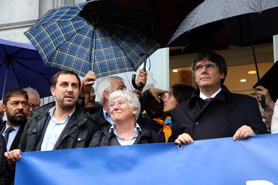 Former Catalan president Carles Puigdemont (right) and former ministers Toni Comín and Clara Ponsatí (by Nazaret Romero)