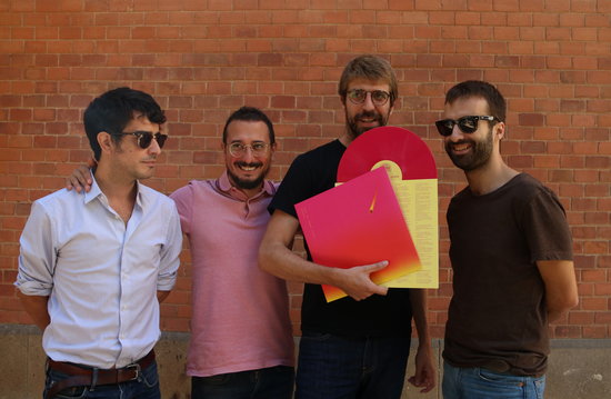 Members of the band Manel with their new record in hand, 'Per la bona gent' (by Violeta Gumà)