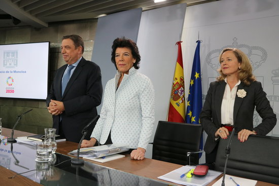 Spanish governement representatives Luis Planas, Isabel Celaá, and Nadia Calviño during a press conference today (by Andrea Zamorano)