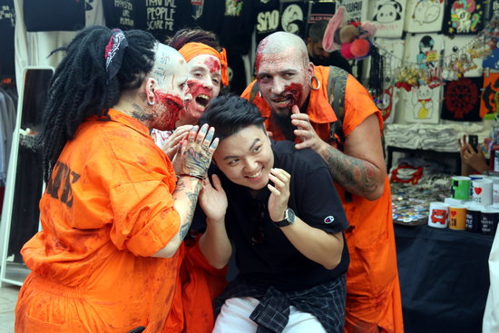 Zombies begin feasting on a human brain during the Zombie Walk at the Sitges Film Festival (by Pere Francesch)