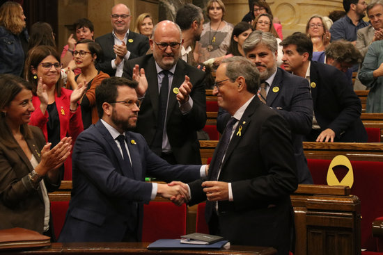 Catalan president Quim Torra (right) shakes hands with his vice president Pere Aragonès (left) after defeating the motion of no confidence brought forward by the Ciutadans party (by Mariona Puig)