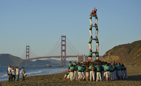 Seven-tier human tower by Vilafranca group in California, by Golden Gate, on October 9, 2019 (by Castellers de Vilafranca) 