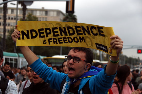 Pro-independence supporters protest after the conviction of 9 leaders for sedition (by Elisenda Rosanas)