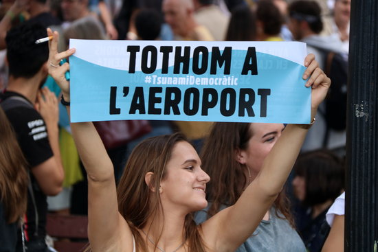 The organization led protesters to the airport on Monday (by Elisenda Rosanas)