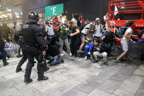 Catalan police clashes with protesters at Barcelona airport (by Miquel Codolar)