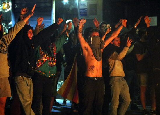 Protesters in Barcelona's Gran de Gràcia on the second night of turmoil after the Catalan trial verdict (by Pol Solà)