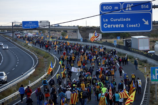 Pro-independence supporters start marching towards Barcelona, starting in Tàrrega (by Oriol Bosch)