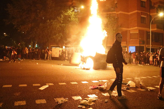 Protesters set barricades on fire in Barcelona for a second night on a row (by Blanca Blay)