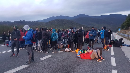 Image of some 200 demonstrators blocking the N-145 road near the Andorran border on October 18, 2019 (by Marta Lluvich)