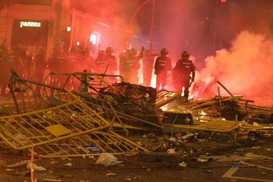 Image of a barricade in Barcelona's city center on October 18, 2019 (by Miquel Codolar)