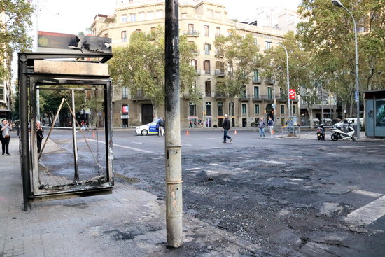 Image of the aftermath of the Friday night riots in Barcelona's Plaça Urquinaona, on October 19, 2019 (by Maria Belmez)