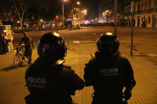 Police have fired foam bullets at demonstrators and journalists alike (by Laura Busquets)