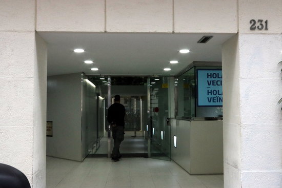 Front door of the Catalan Association of Municipalities on the day of Spanish police raids in a money-laundering operation (by Maria Belmez)