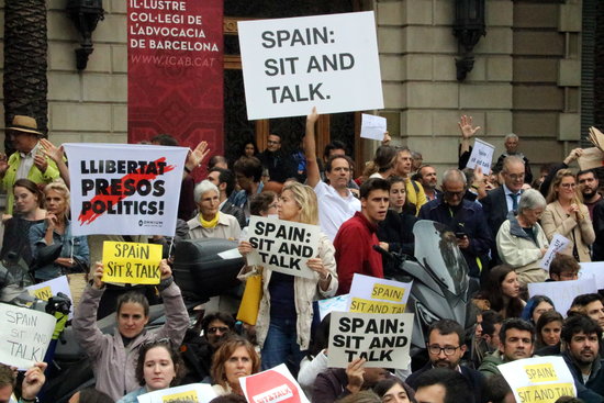 Protesters gather in front of the Spanish government headquarters in Barcelona (by Àlex Recolons)