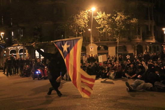 A protester waves a Catalan independence flag during one of the demonstrations against the verdict given to the independence leaders, October 2019 (by Laura Fíguls)