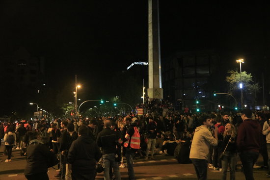 Protests took place at the Plaça de Cinc Oros on Monday night (by Laura Fíguls)