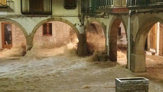 Flash flood hits Albi, in the western county of Garrigues (by Adrià Vives)