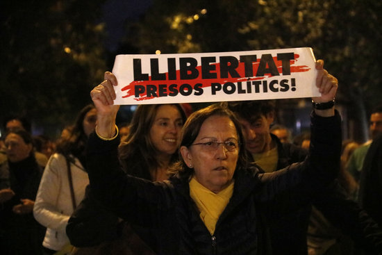 A pro-independence protester demands the release of jailed Catalan leaders (by Blanca Blay)