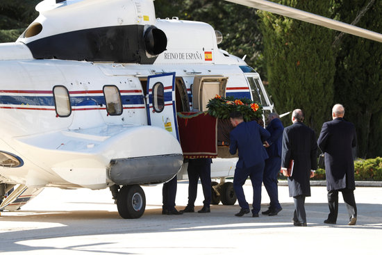 The coffin of Franco is lifted into the helicopter that brought the former dictator's remains to its new resting place, just outside Madrid (by EFE)