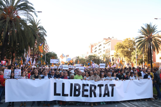 Thousands of pro-independence supporters hold a protest at Barcelona's Marina street (by Mariona Puig)