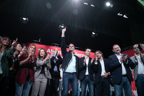 Spain's acting president Pedro Sánchez raises his fist in a Socialist rally (by PSOE)