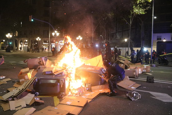 Burning barricade in the center of Barcelona (by Pol Solà)