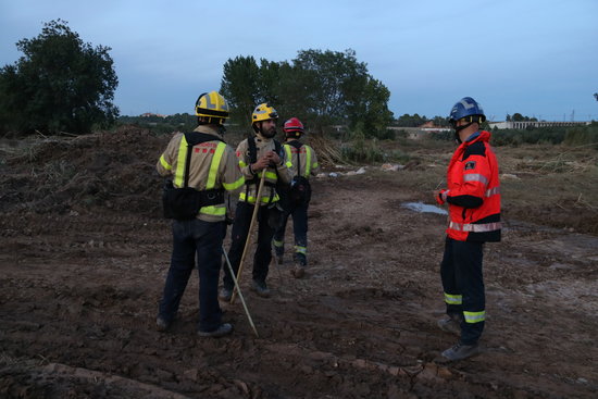 Firefighters searching for missing bodies in the area surrounding the Francolí river in southern Catalonia (by Mar Rovira)