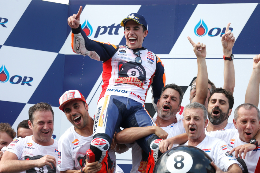 Catalan racer Marc Márquez celebrating his 6th MotoGP title in Thailand on October 6, 2019 (by Soe Zeya Tun/Reuters)