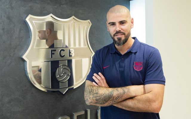 Víctor Valdés poses with a FC Barcelona crest during his time as manager of the youth team (by FC Barcelona)
